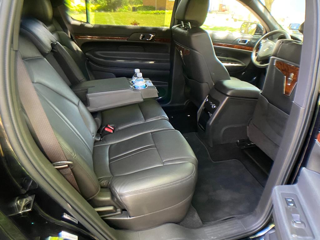 town car 5 Interior - Door Open